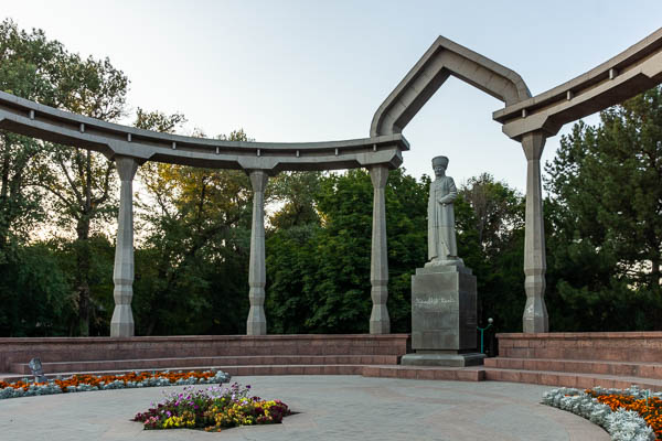Bichkek : statue de Kurmanzhan Datka