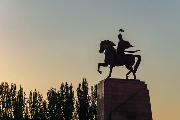 Bichkek : place Ala-Too, statue de Manas