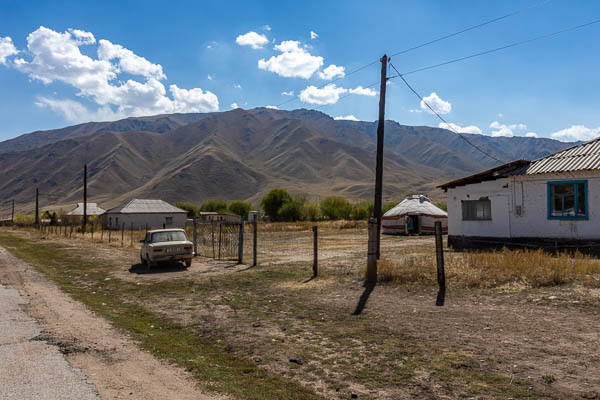 Village de Kojomkul : Lada et yourte