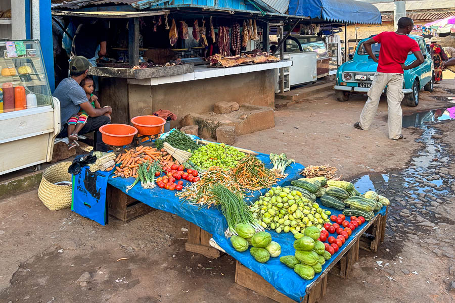 Marché de Tsiroanomandidy : légumes et boucherie