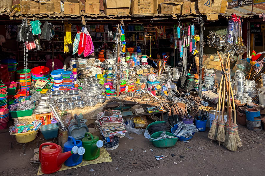 Marché de Tsiroanomandidy : quincaillerie