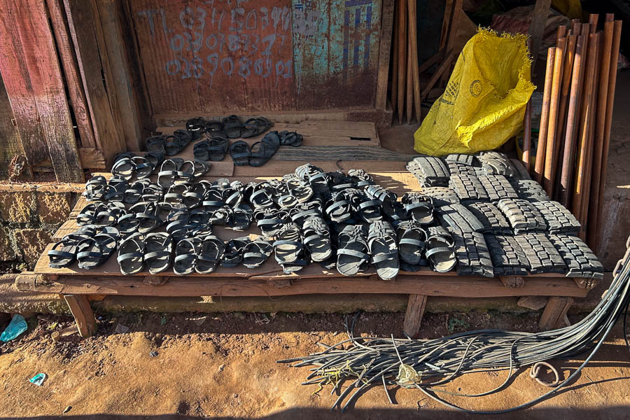 Marché de Tsiroanomandidy : pneus recyclés