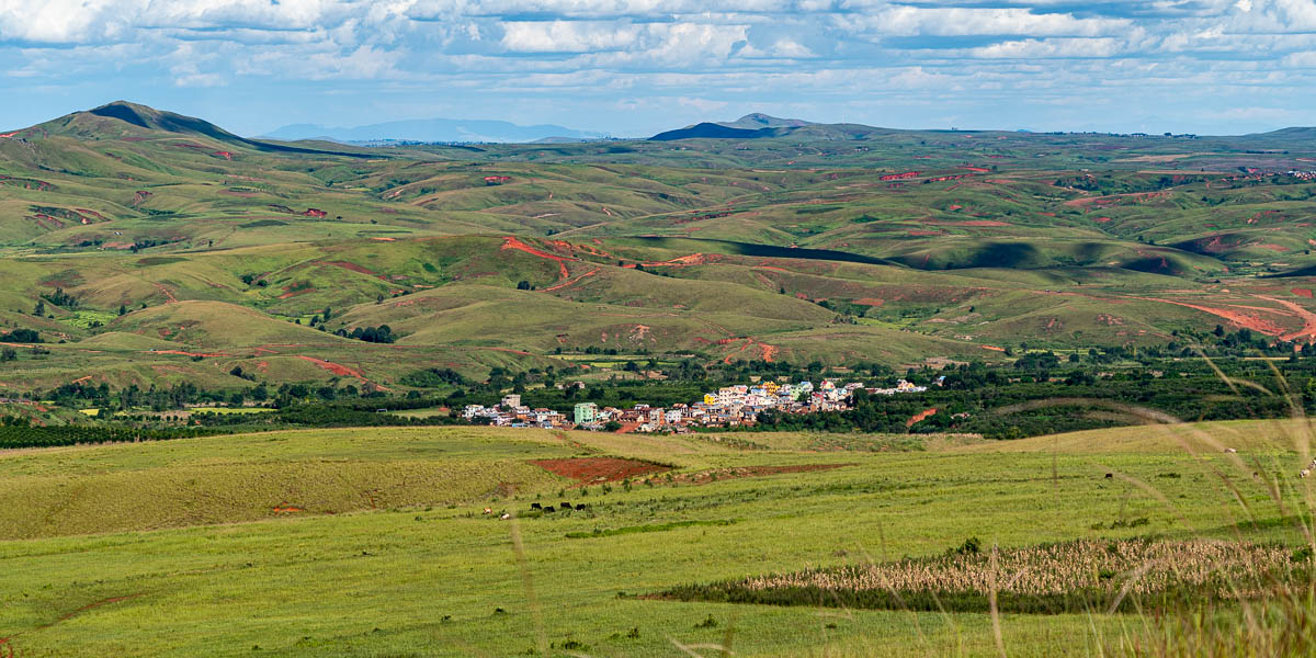 Haut plateau, orangeraies et village de Beambiaty