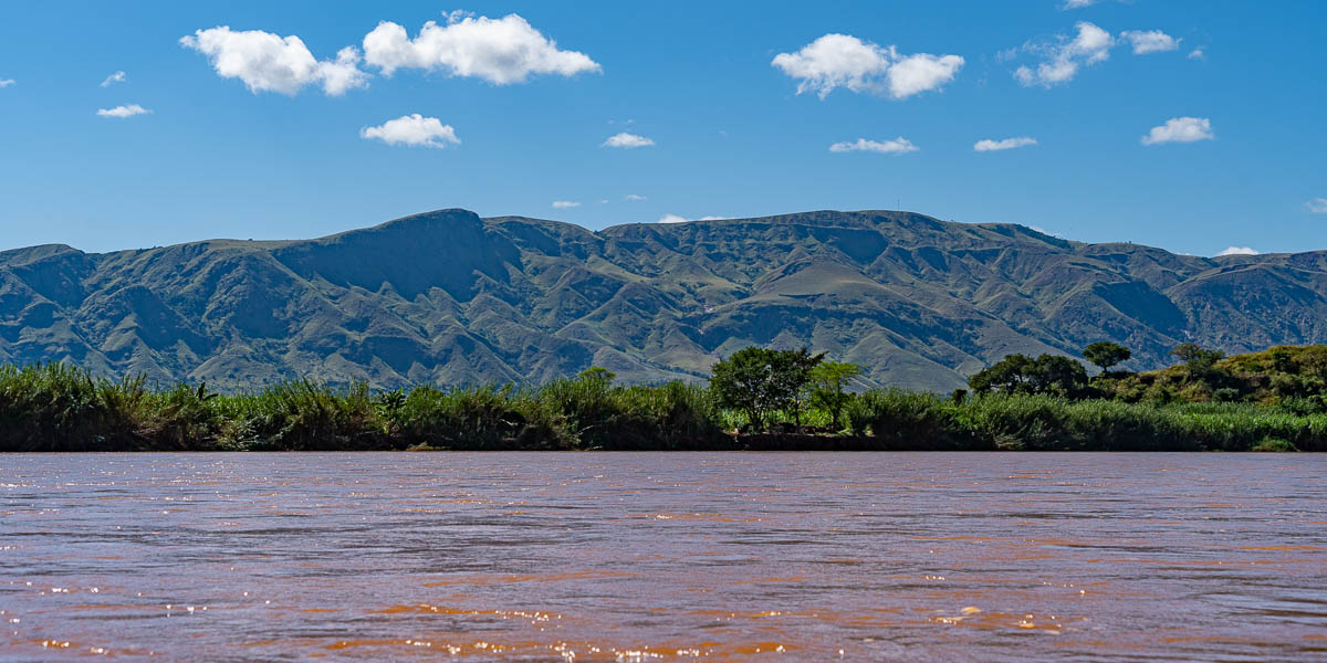 Fleuve Manambolo, contreforts du haut plateau