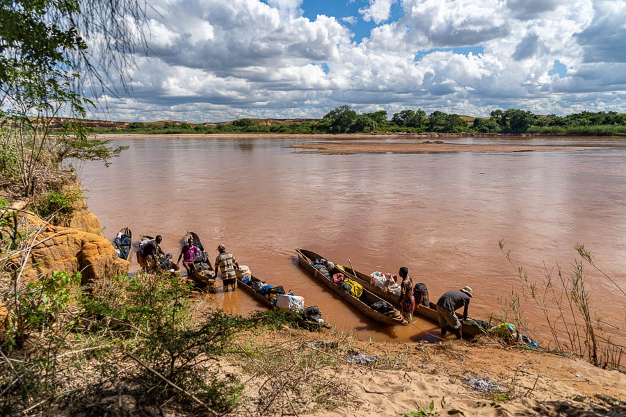 Fleuve Manambolo, pirogues