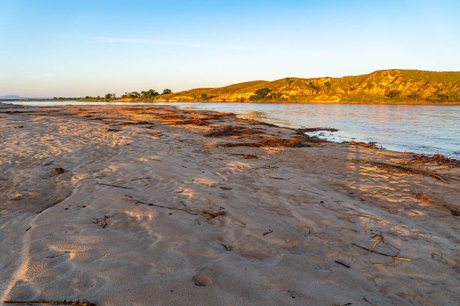 Fleuve Manambolo, plage, lever de soleil