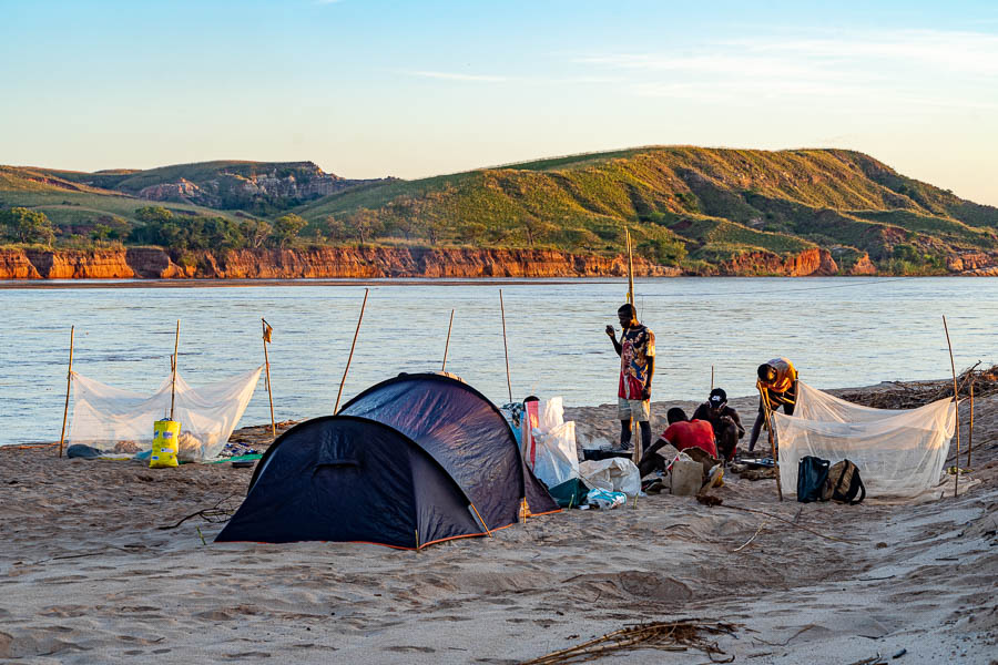 Fleuve Manambolo, camp sur la plage