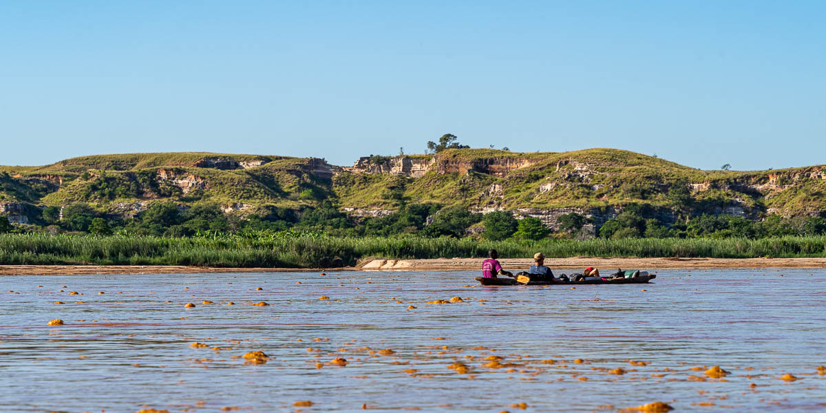 Fleuve Manambolo, pirogue