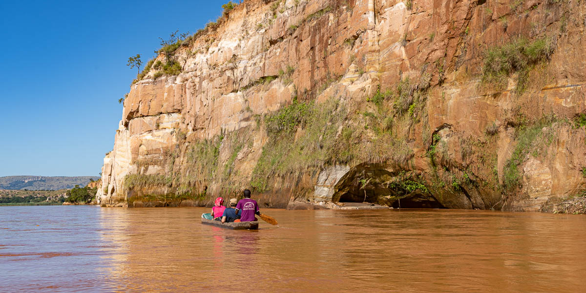 Fleuve Manambolo, pirogue, falaise