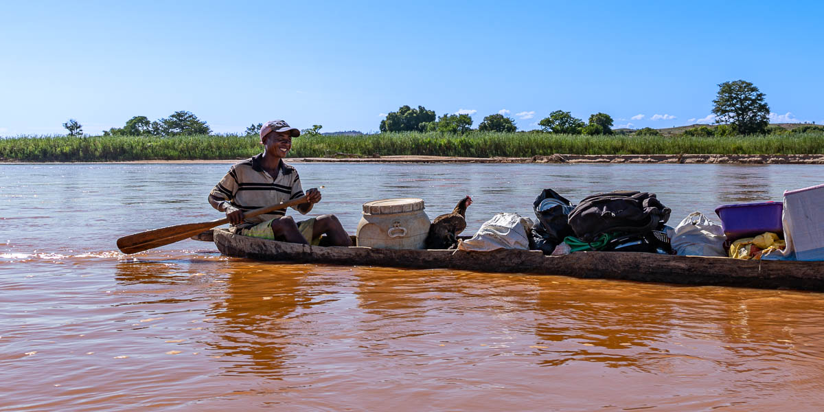 Fleuve Manambolo, pirogue de ravitaillement