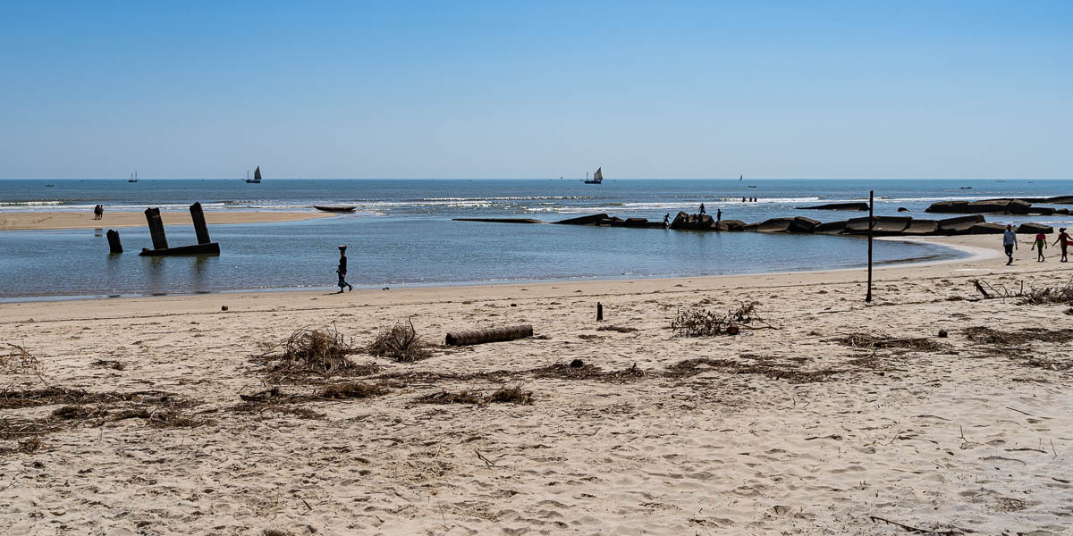 Morondava : plage, pirogues