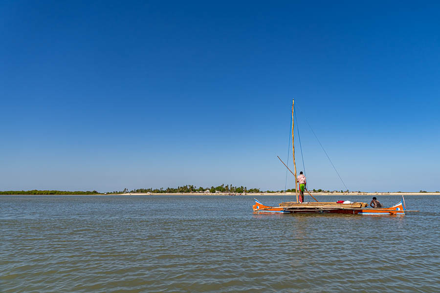 Morondava : pirogue sur le fleuve, Betania