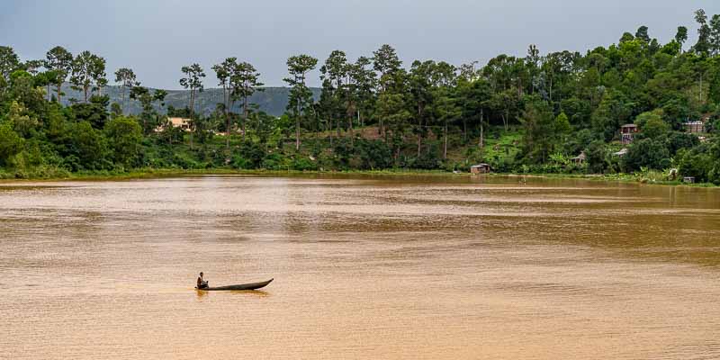 Ampefy : pirogue sur le lac Kavitaha