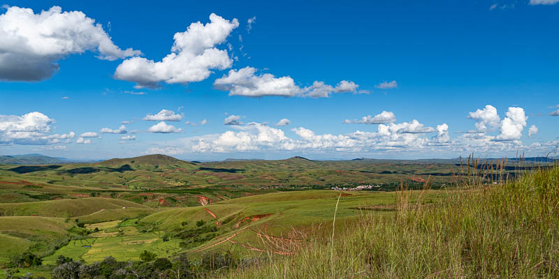 Haut plateau, orangeraies et village de Beambiaty