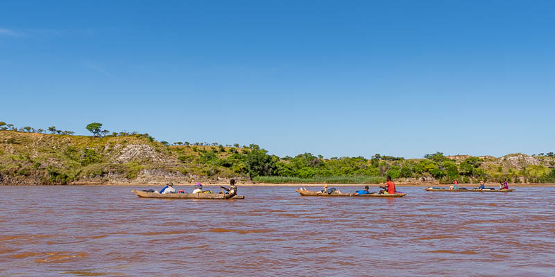 Fleuve Manambolo, pirogues de touristes