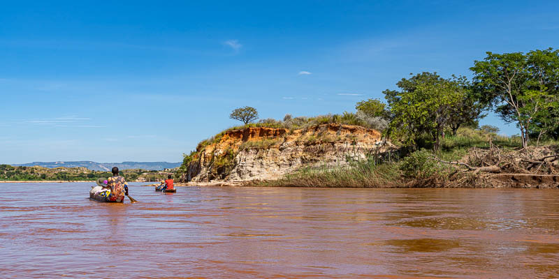 Fleuve Manambolo, pirogues