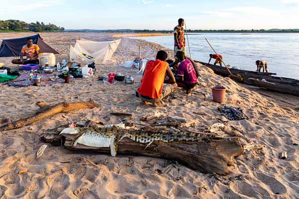 Fleuve Manambolo, camp sur la plage, crocodile