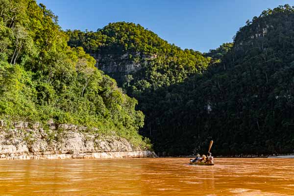 Fleuve Manambolo, gorges, pirogue