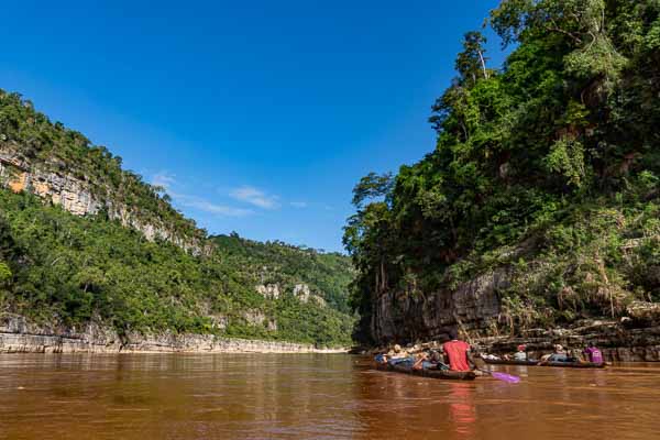 Fleuve Manambolo, gorges, pirogues