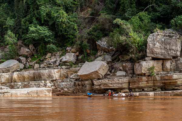 Fleuve Manambolo, gorges, pirogue