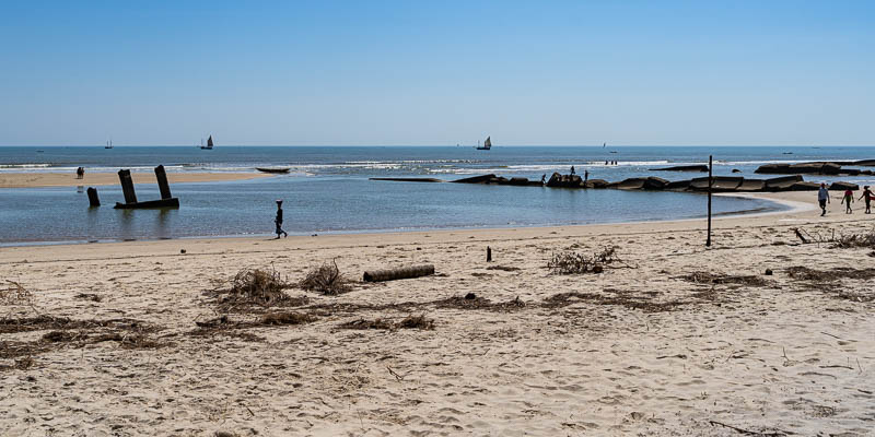 Morondava : plage, pirogues