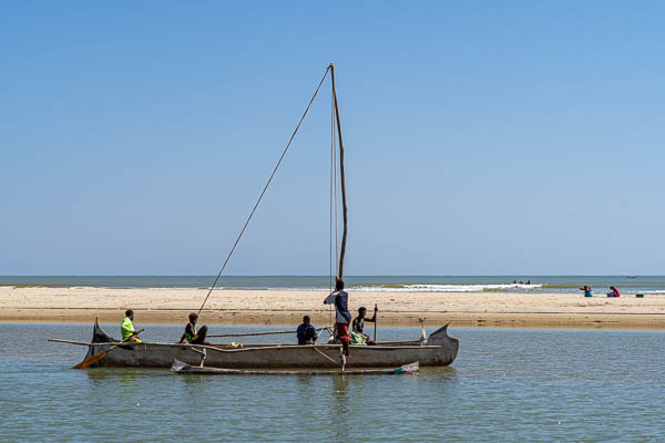 Morondava : plage, pirogue