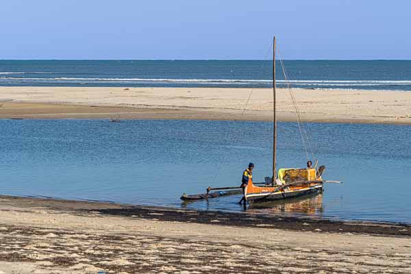 Morondava : plage, pirogue