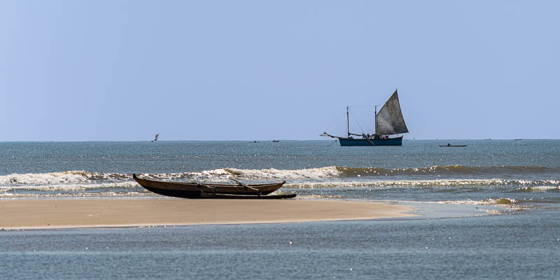 Morondava : plage, pirogues