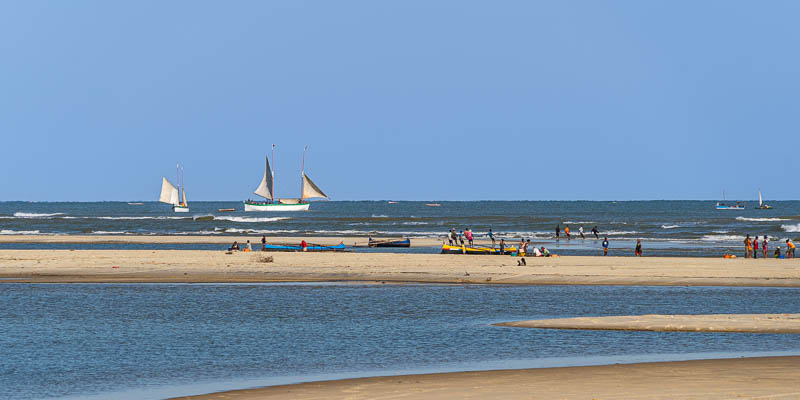 Morondava : plage, voiliers, pirogues
