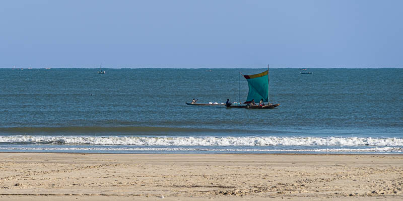 Morondava : plage, pirogues