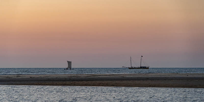 Morondava : bateaux au coucher du soleil