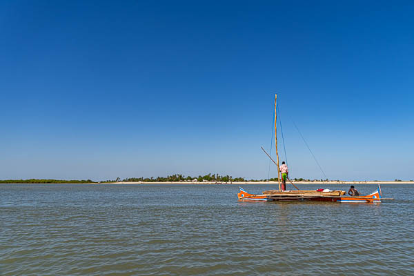 Morondava : pirogue sur le fleuve, Betania