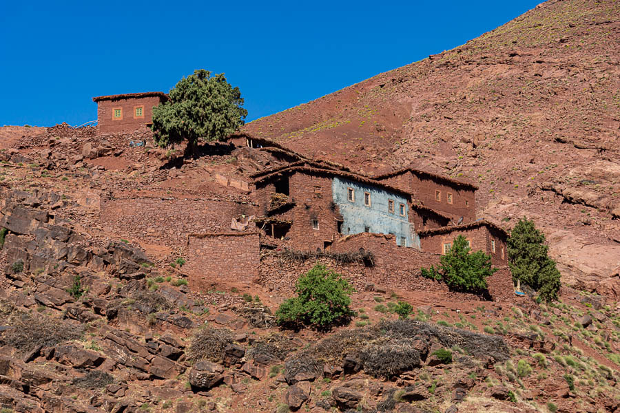 Magdaz : maison bleue adossée à la colline