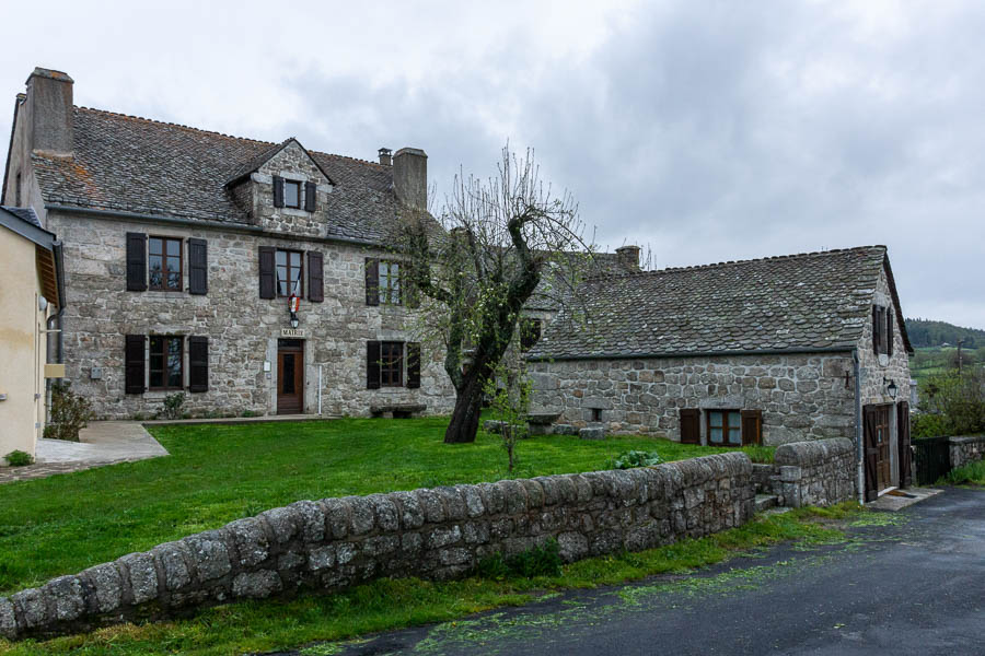 Saint-Laurent-de-Muret : mairie et gîte communal