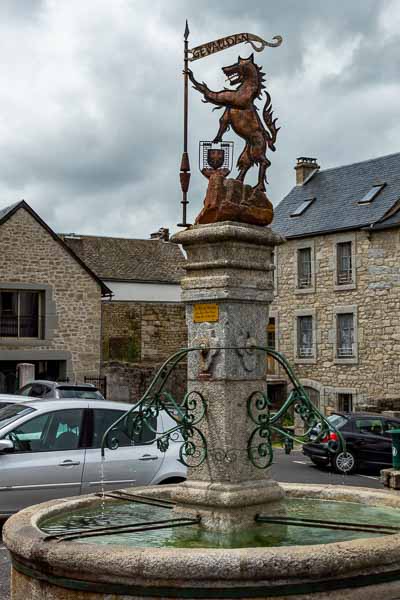 Aumont-Aubrac : fontaine de la Bête du Gévaudan