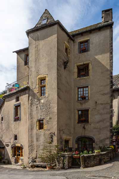 Saint-Chély-d'Aubrac : tour des Chapelains