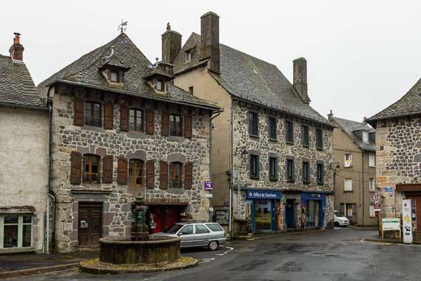 Laguiole : place de la mairie, 1000 m