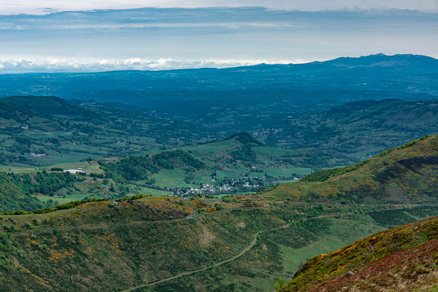 Col de Serre, Le Claux, au loin le puy de Sancy