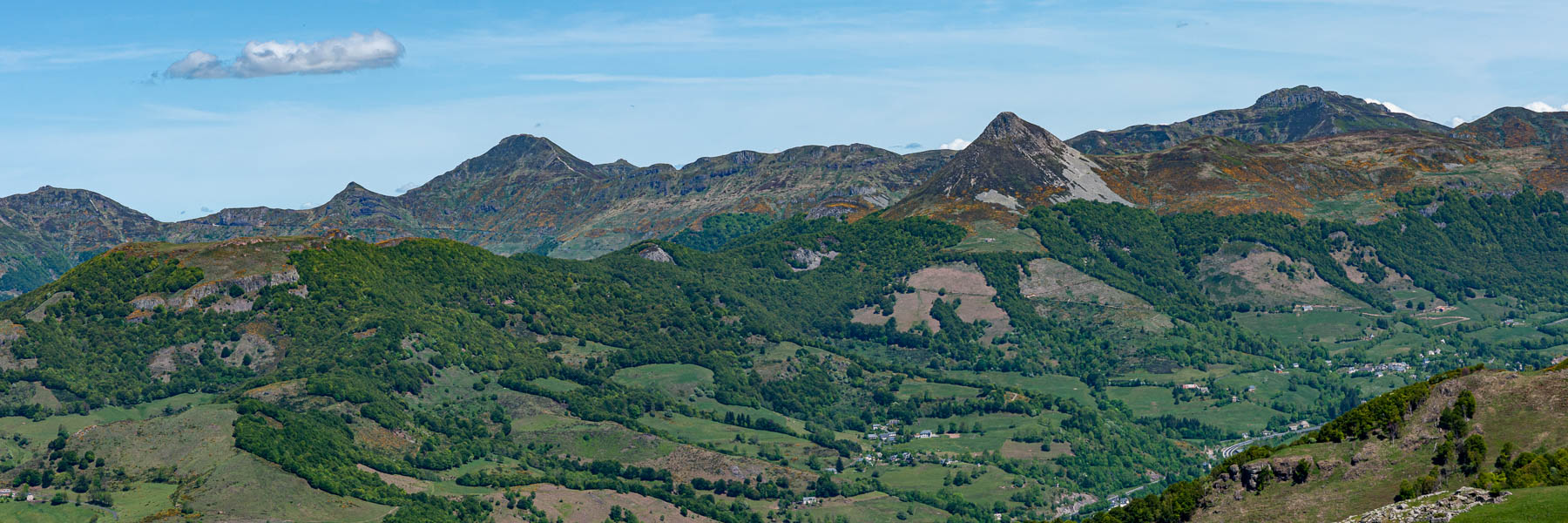 Panorama entre La Tuillière et le puy Gros