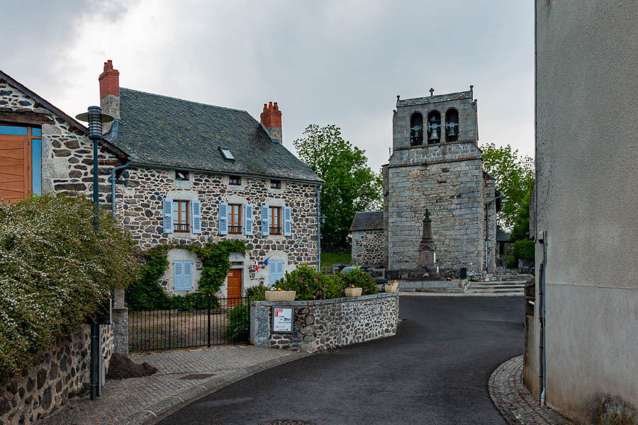 Mairie et église de Loubaresse