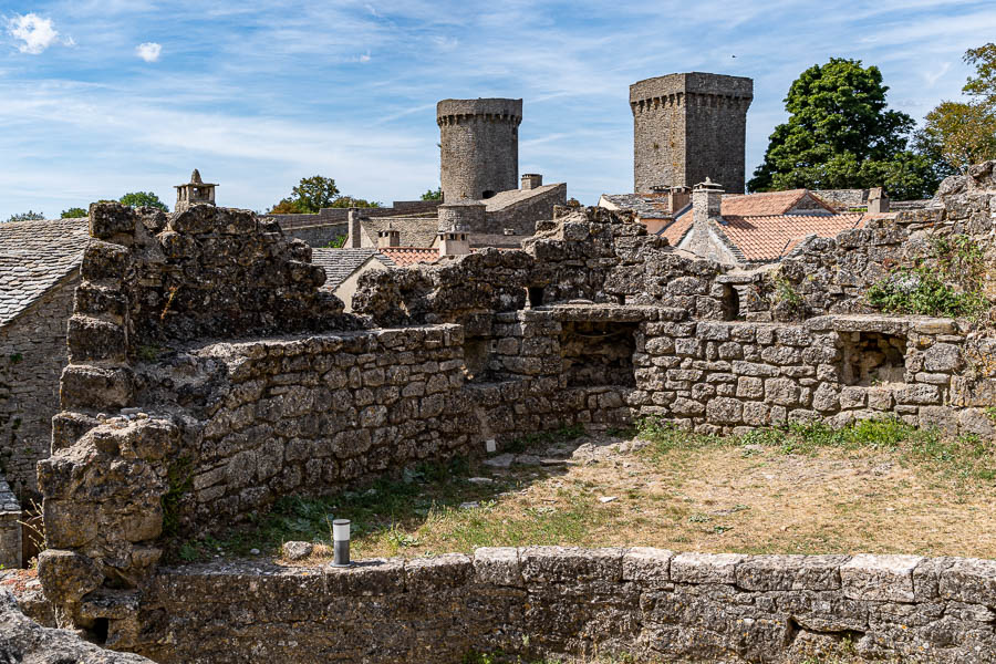 Larzac, la Couvertoirade : barbacane de la commanderie, tours nord