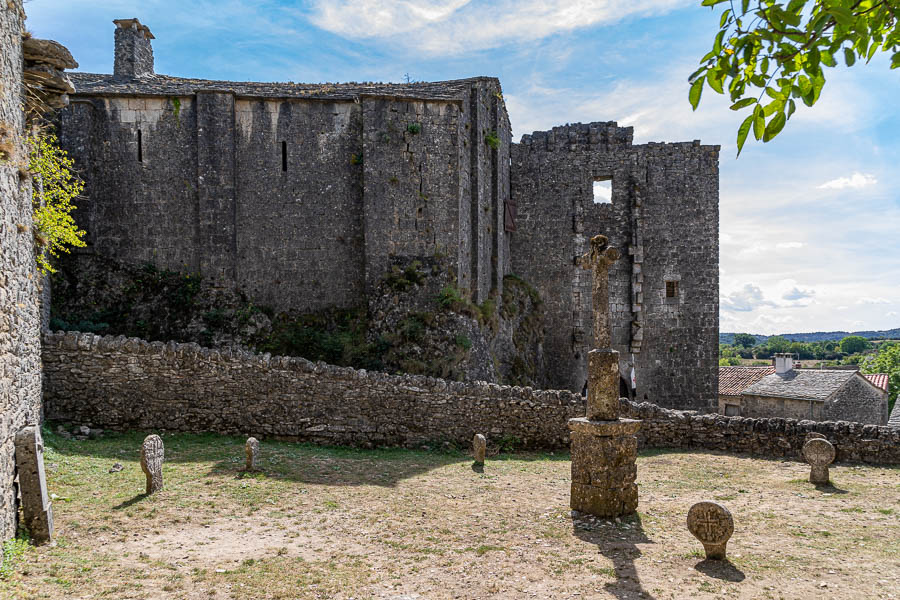 Larzac, la Couvertoirade : cimetière et commanderie des Templiers