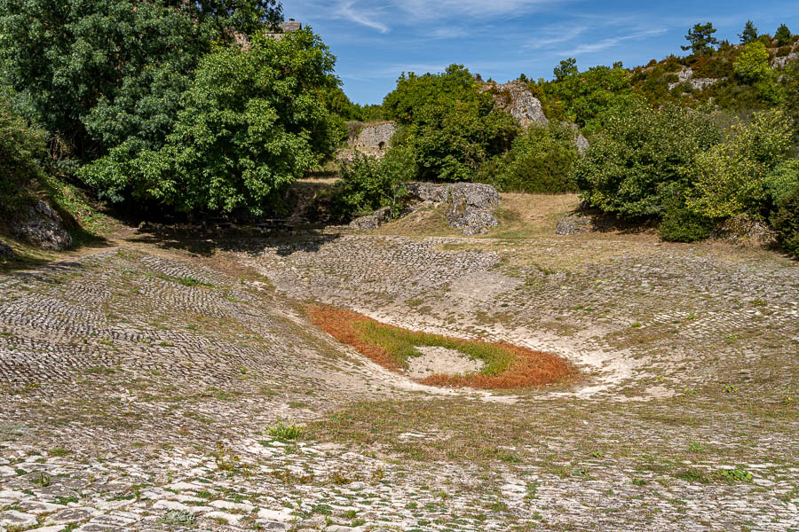 Larzac, la Couvertoirade : lavogne