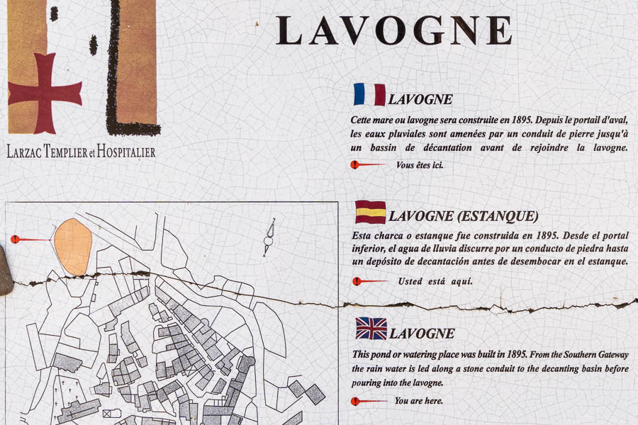 Larzac, la Couvertoirade : lavogne