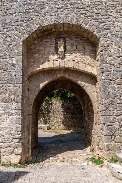 Larzac, la Couvertoirade : entrée nord