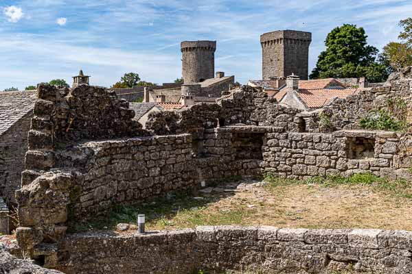 Larzac, la Couvertoirade : barbacane de la commanderie, tours nord