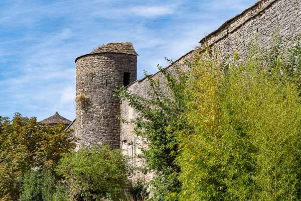 Larzac, la Couvertoirade : tour sud, remparts