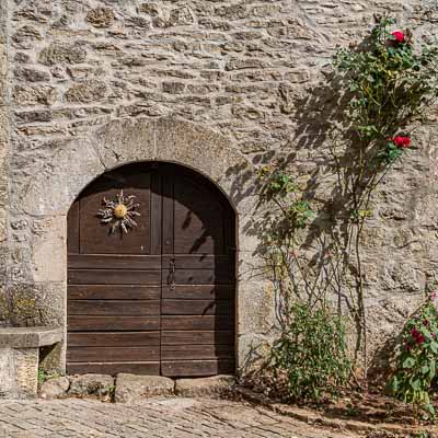 Larzac, la Couvertoirade : porte à cardabelle