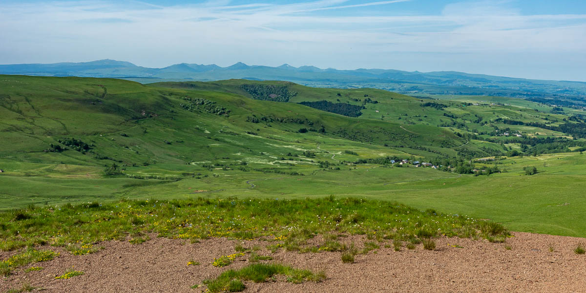 Vue du mont Chamaroux : le Saillant, monts du Cantal au loin