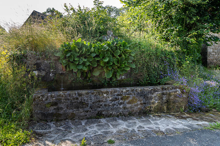 Treignac, hameau de Chaumeil : fontaine